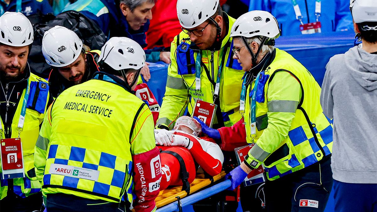 Польской шорт-трекистке рассекли лицо на Олимпиаде-2026. Ее унесли на носилках