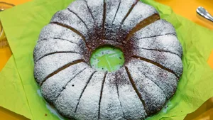 Нашел рецепт забытого пирога из СССР, который готовится за пять минут: нужны любое варенье и сода