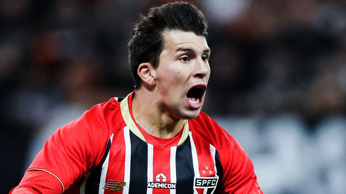 Видео: футболист «Сан-Паулу» совершил чудовищный промах, не забив в пустые ворота с одного метра