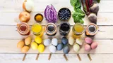 От луковой шелухи до вина и кофе: 8 натуральных красителей для яиц к Пасхе