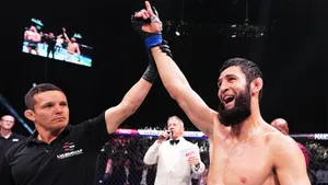 Станет ли агрессивный чеченец пятым чемпионом UFC из России? Все о бое Хамзат Чимаев — Дрикус Дю Плесси