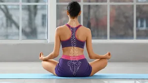 Эти простые упражнения вернули ровную осанку за месяц: выполняю дома без спортивного инвентаря