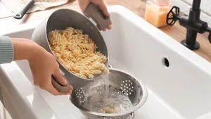 Перестала сливать воду после варки макарон — не зря итальянцы используют ее как соус: так вкуснее