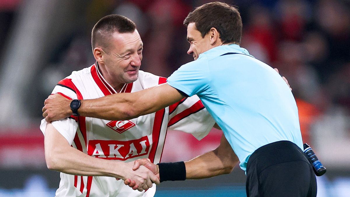 Фото: Тихонов вышел на поле в ретро-форме, чемпионы Паралимпиады болели за Спартак