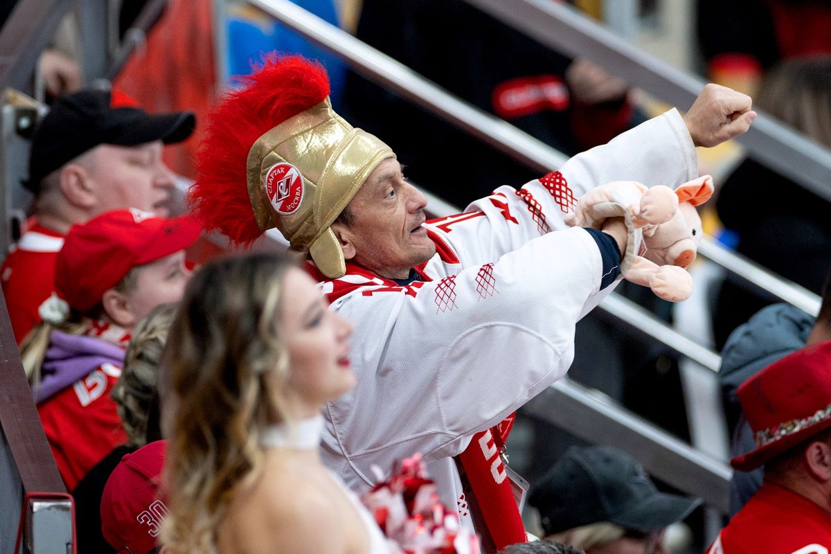 Кулачное побоище после сирены, горячая красавица на льду, поросята на трибуне! «Спартак» — «Локомотив»: фото