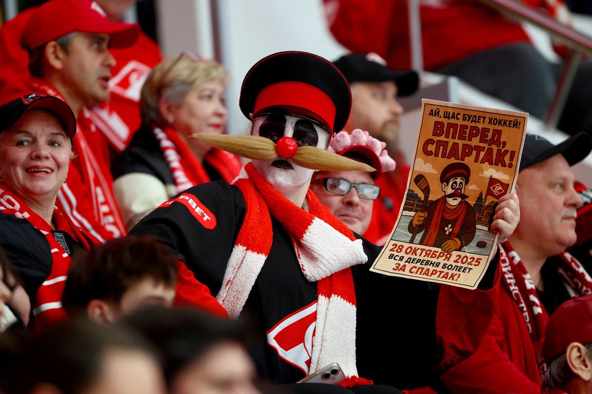 Жесткая бойня на льду, «Деревня дураков» и звезды футбола на трибунах. Фотогалерея матча «Спартак» — ЦСКА