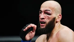 Боец UFC из России обещал «убить» соперника. После второго раунда Дураева сняли с боя из-за огромной гематомы