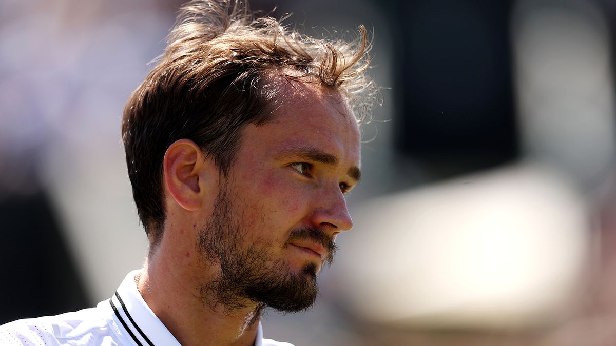 Медведев оштрафован на 6000 евро за сломанную ракетку