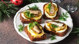 Обычные бутерброды со шпротами уже надоели: делюсь праздничными рецептами, пригодятся хозяйкам