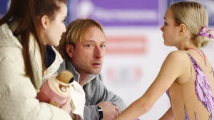 Звезду Плющенко бьет ее мать: терпение 2-кратного олимпионика лопнуло. Костылеву-старшую лишат родительских прав?