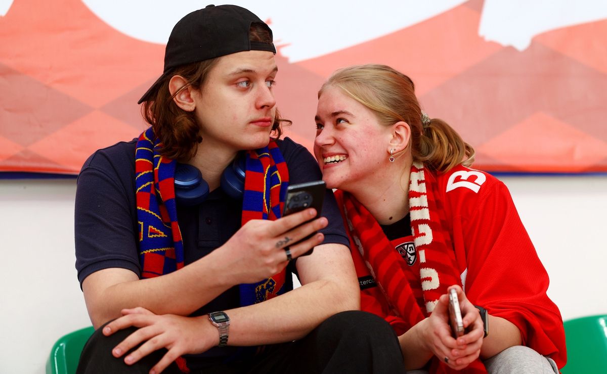 Жесткая бойня на льду, «Деревня дураков» и звезды футбола на трибунах. Фотогалерея матча «Спартак» — ЦСКА