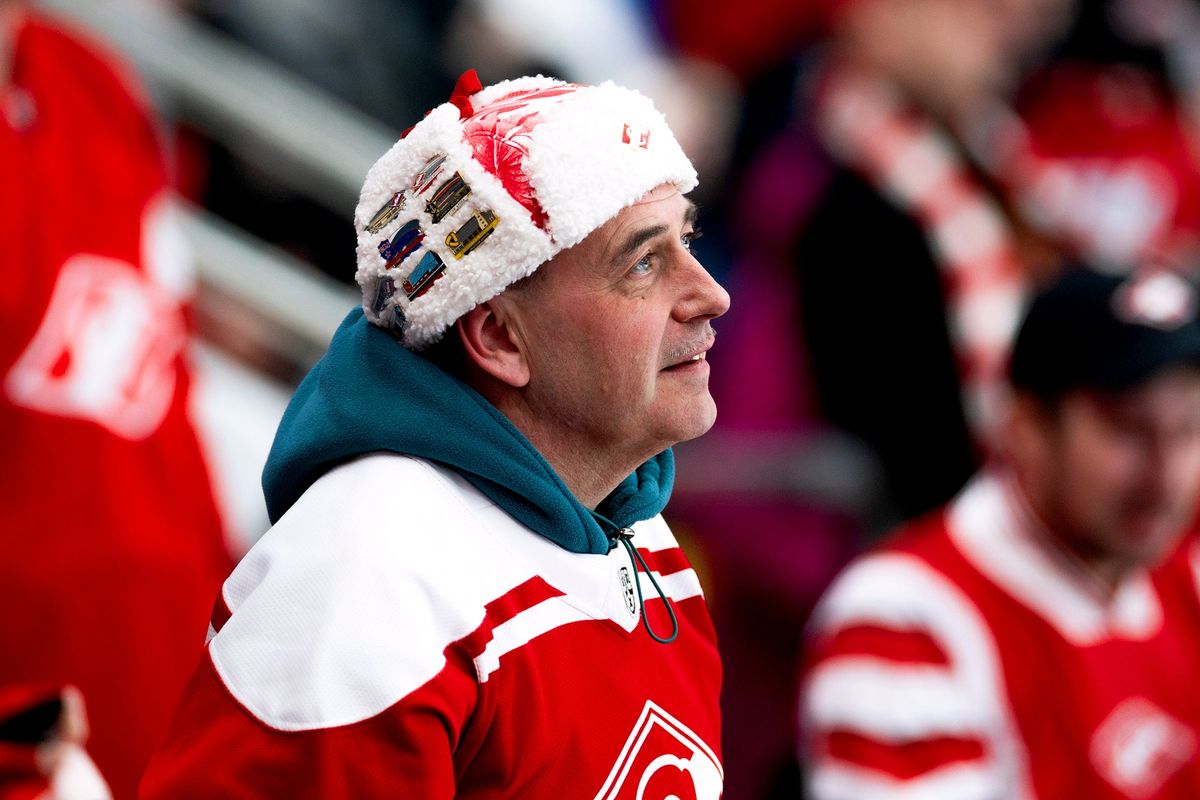 Кулачное побоище после сирены, горячая красавица на льду, поросята на трибуне! «Спартак» — «Локомотив»: фото