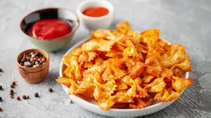 Попробовала модный тренд: чипсы из макарон — получается очень вкусная закуска