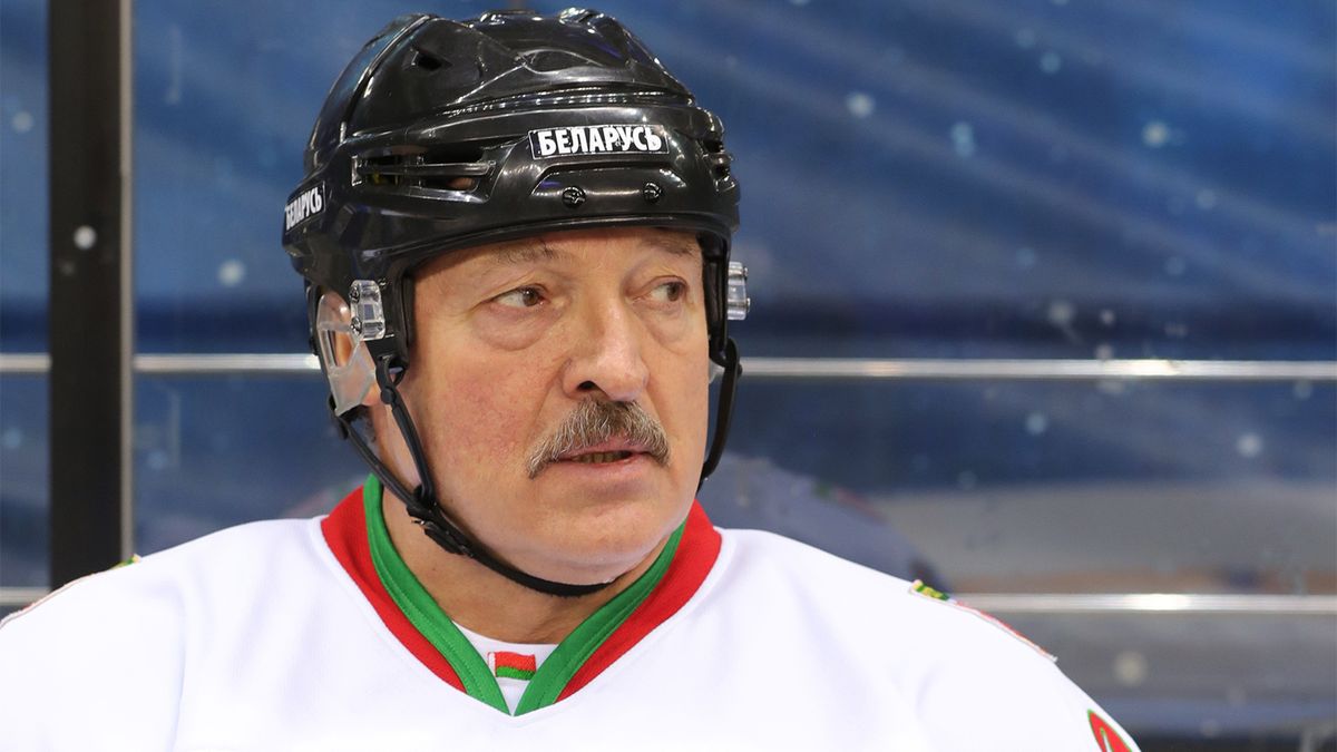 Лукашенко — о падении на хоккейном матче: «Бей своих, чтобы чужие боялись. Обычная рабочая ситуация, все в порядке»