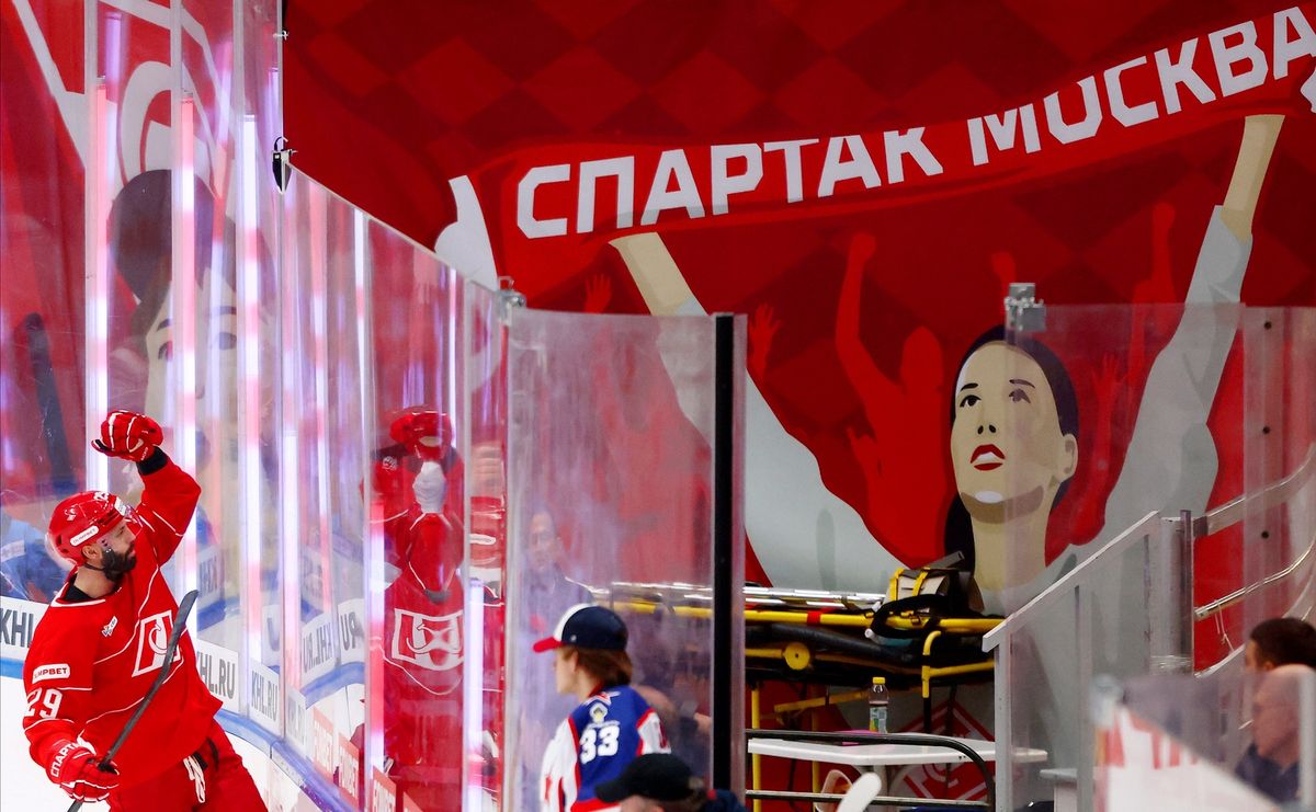 Жесткая бойня на льду, «Деревня дураков» и звезды футбола на трибунах. Фотогалерея матча «Спартак» — ЦСКА