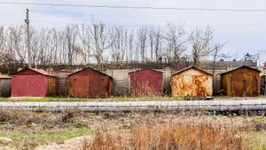 Теперь понятно, почему в СССР большинство гаражей красили в коричневый цвет: в этом был практический смысл