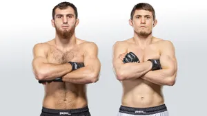 Самый устрашающий нокаутер России проиграл впервые в карьере. Курамагомедов победил Мусаева и взял пояс PFL