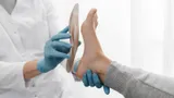Становится опасным заболеванием, если его не лечить: последствия плоскостопия часто недооценивают — а зря