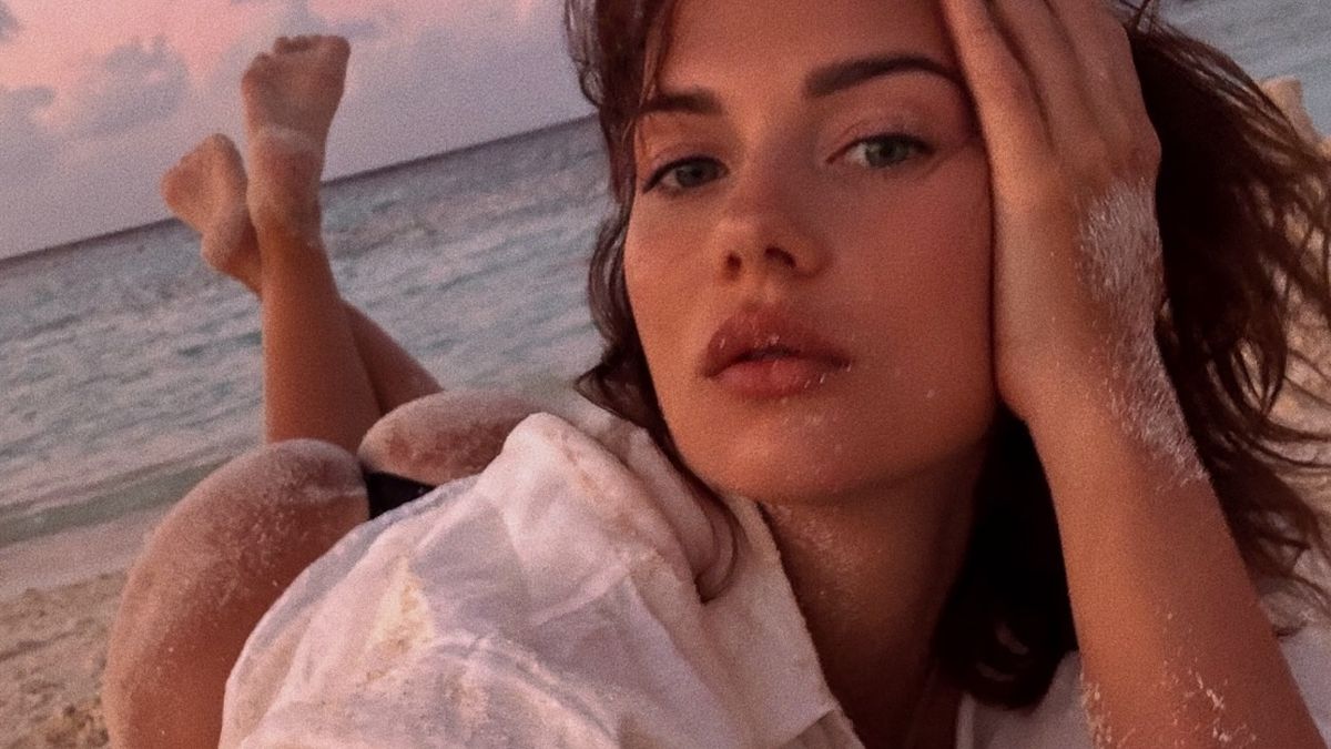 Бывшая ведущая СКА показала классную фигуру в соблазнительных позах на пляжных фото