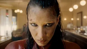 Посмотрела премьеру фантастического сериала «Красота»: стильный детектив в духе нашумевшей «Субстанции»