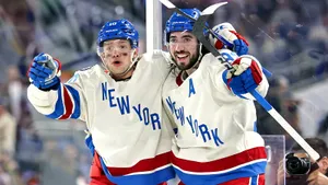 Русский гений не пощадил близкого друга в уникальном матче! Панарин дважды забил Бобровскому под открытым небом