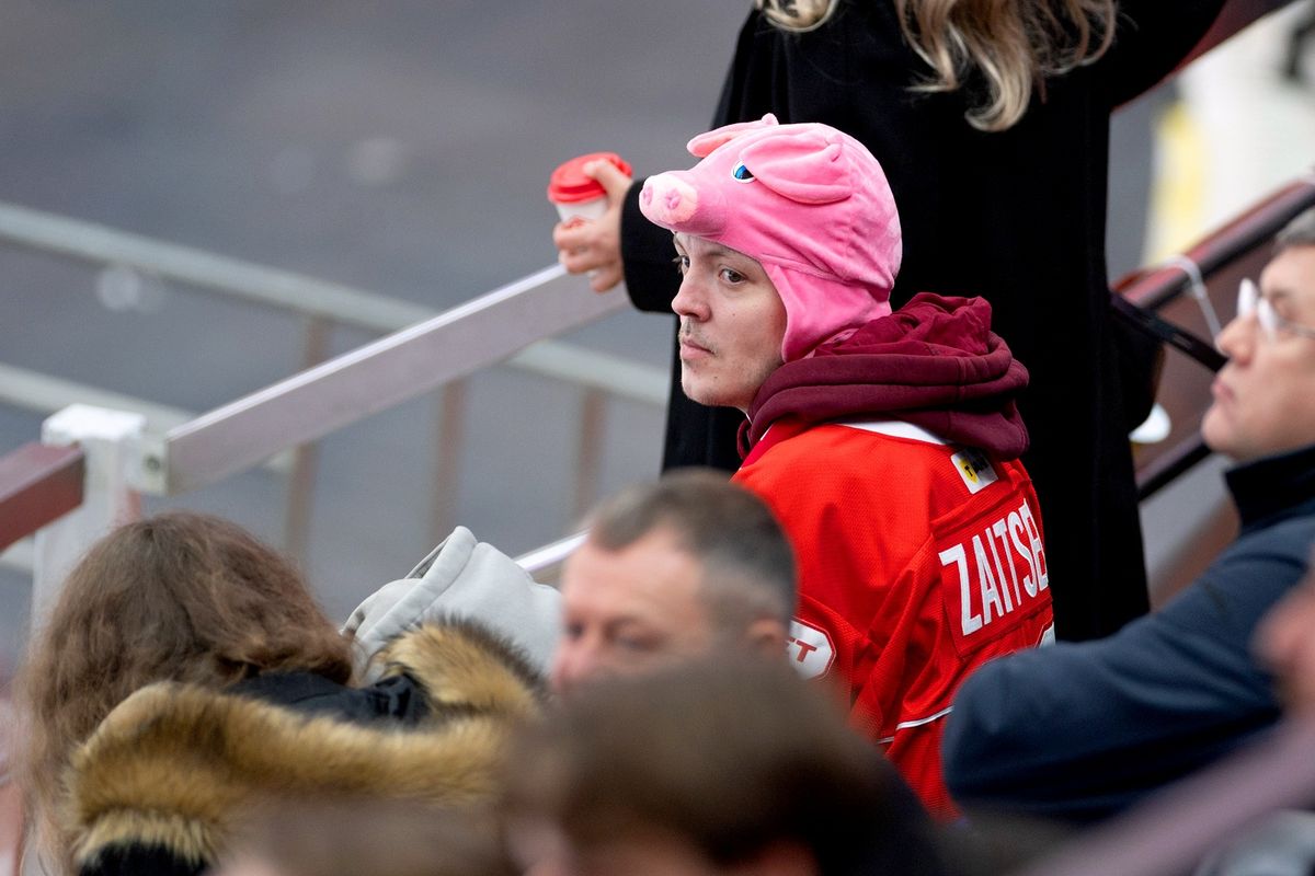 Кулачное побоище после сирены, горячая красавица на льду, поросята на трибуне! «Спартак» — «Локомотив»: фото