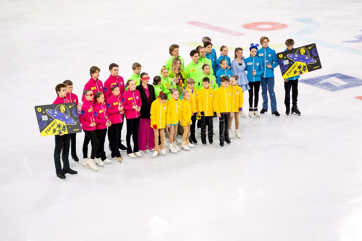 Губки бантиком Щербаковой, синие очки Косторной, Трусова в будоражащем топе. Воссоединение великого трио ТЩК: Фото