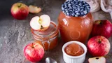 Использую все яблоки и закрываю кучу банок: зимой добавляю в пироги и ем ложками — улетают все заготовки
