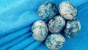 Необычные способы покрасить яйца на Пасху: всего три ингредиента — и получаются красивые узоры