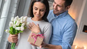 Что подарить девушке на 8 Марта: собрали полезные и недорогие подарки, которые точно порадуют