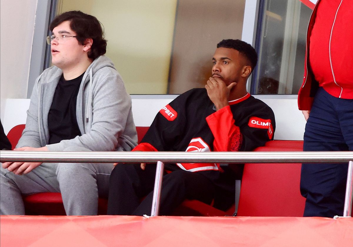 Жесткая бойня на льду, «Деревня дураков» и звезды футбола на трибунах. Фотогалерея матча «Спартак» — ЦСКА