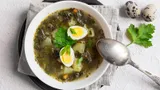 Про это летнее блюдо несправедливо забыли: как приготовить полезный и вкусный щавелевый суп