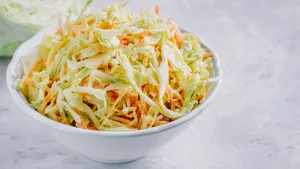 Этот витаминный салат в СССР подавали в каждой столовой: как приготовить тот самый Капустный — рецепт