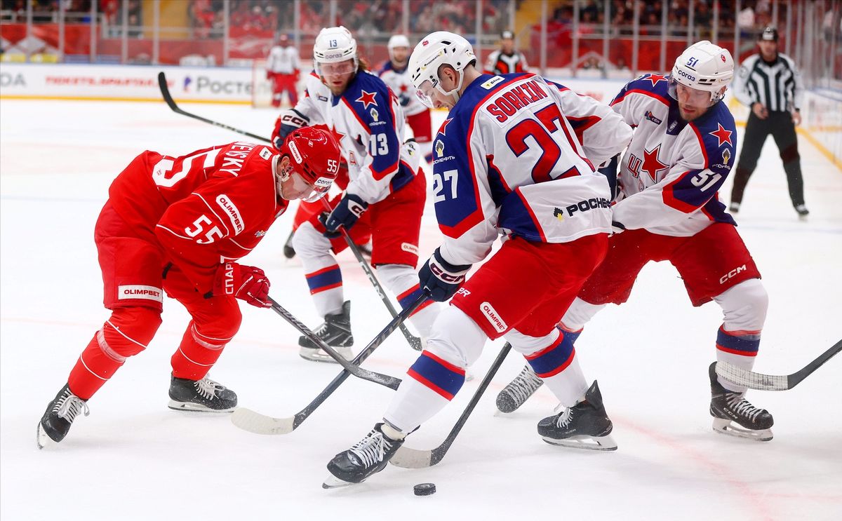 Жесткая бойня на льду, «Деревня дураков» и звезды футбола на трибунах. Фотогалерея матча «Спартак» — ЦСКА