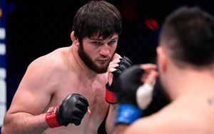 Хизриев досрочно победил Тюлюлина в дебютном поединке в UFC