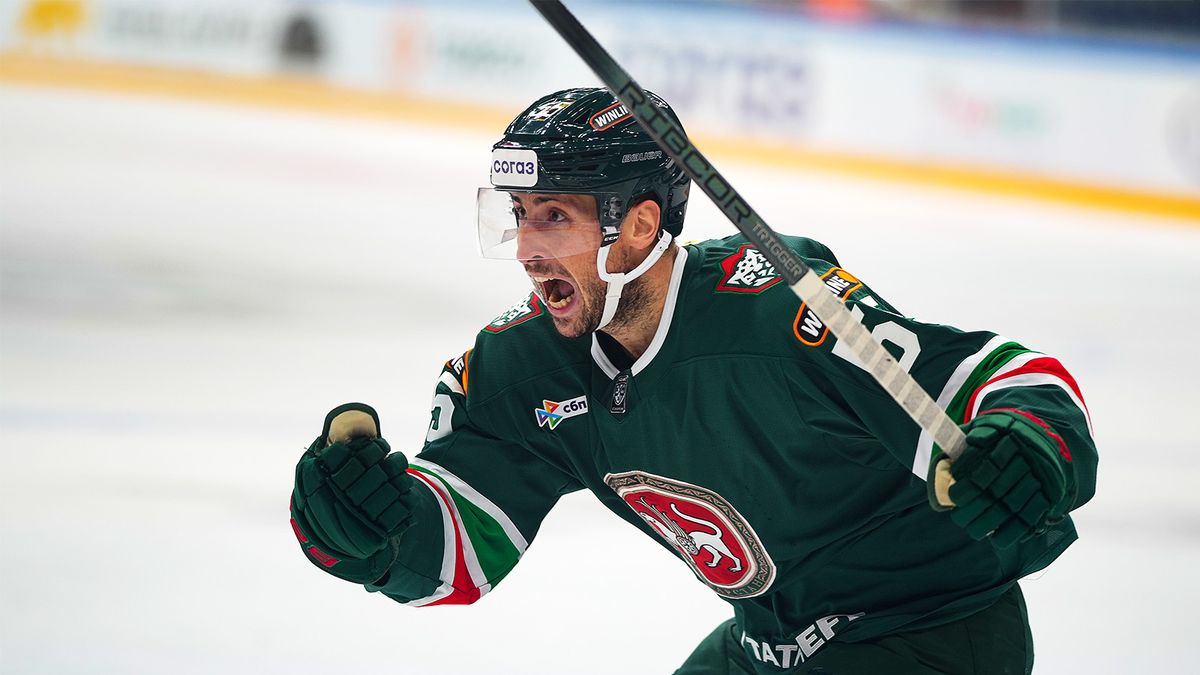 Дубль Хмелевски помог «Ак Барсу» победить «Спартак» в матче КХЛ