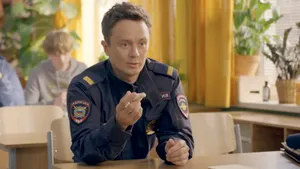 Посмотрела премьеру сериала «Вечерняя школа»: вместо актеров — комики, и толку ноль