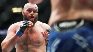 Газиев впервые проиграл в UFC, Нурмагомедов пережил нокдаун, а Мокаев одержал спорную победу. Как это было