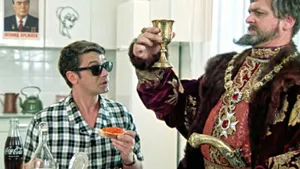 Тест по фильму «Иван Васильевич меняет профессию»: найдите 7 отличий от легендарного кадра из комедии Гайдая