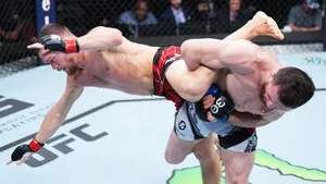 Летящее колено, нокаут ногой в голову и ограбление. Самые дикие ставки на реванш Петр Ян — Мераб Двалишвили