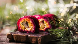 Готовлю селедку под шубой в виде роллов: тот же любимый салат, но с необычным оформлением