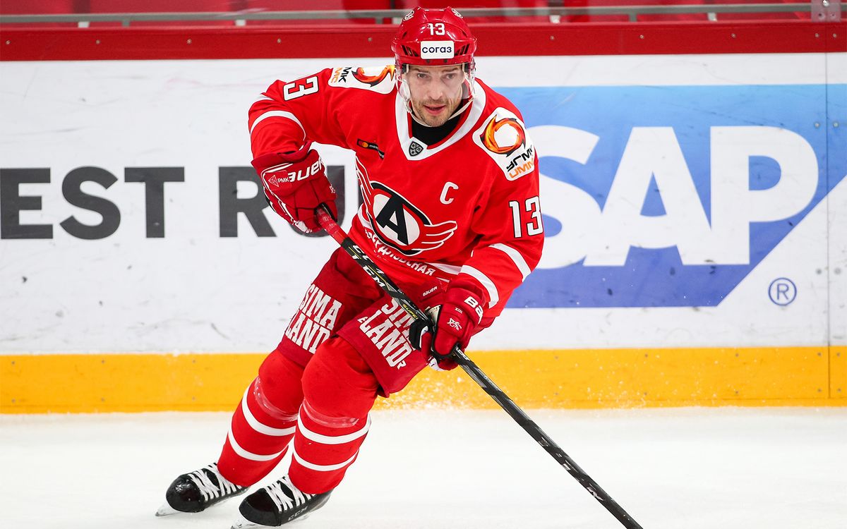 На арене «Автомобилиста» подняли именной стяг Дацюка