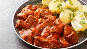 Готовлю тот самый гуляш с подливой, как в советской столовой. Рецепт, проверенный временем