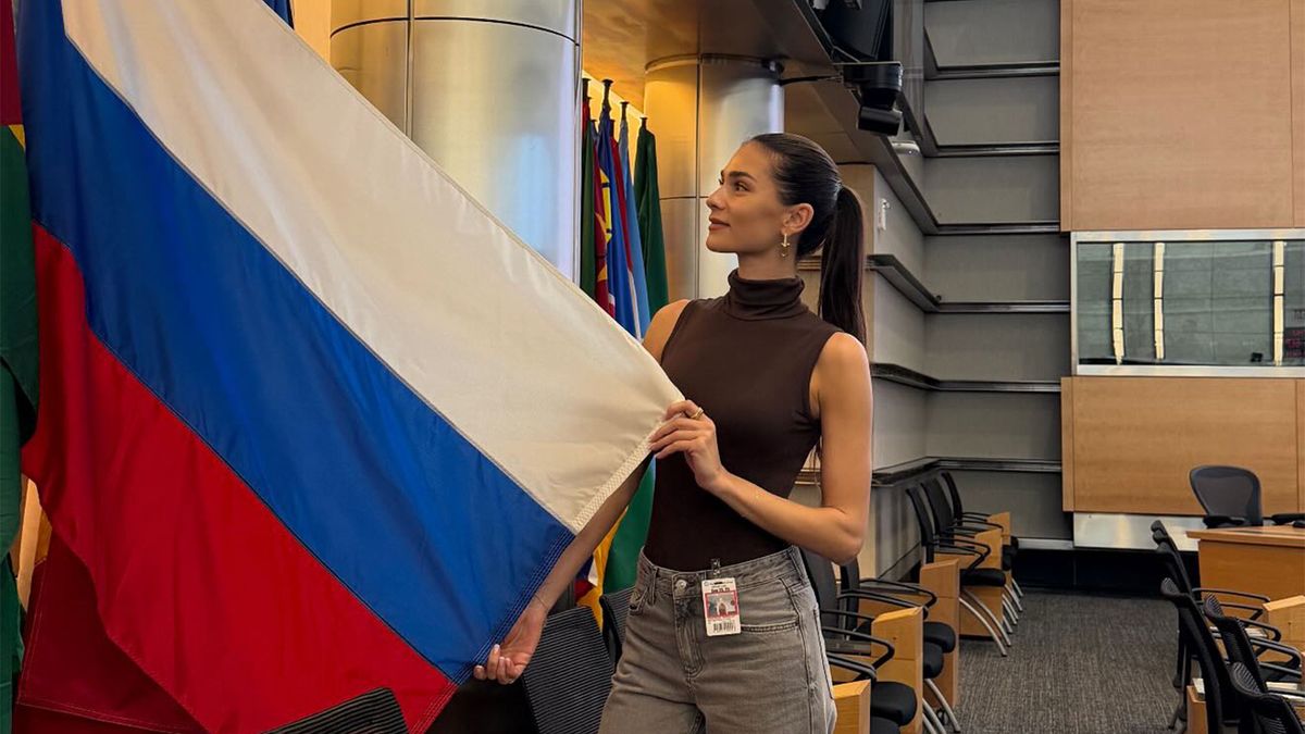 Жена Овечкина сфотографировалась с флагом России в США недалеко от Белого дома