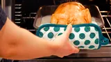 Теперь запекаю курицу только одним способом: мясо на соли получается особенно сочным, а корочка хрустящей