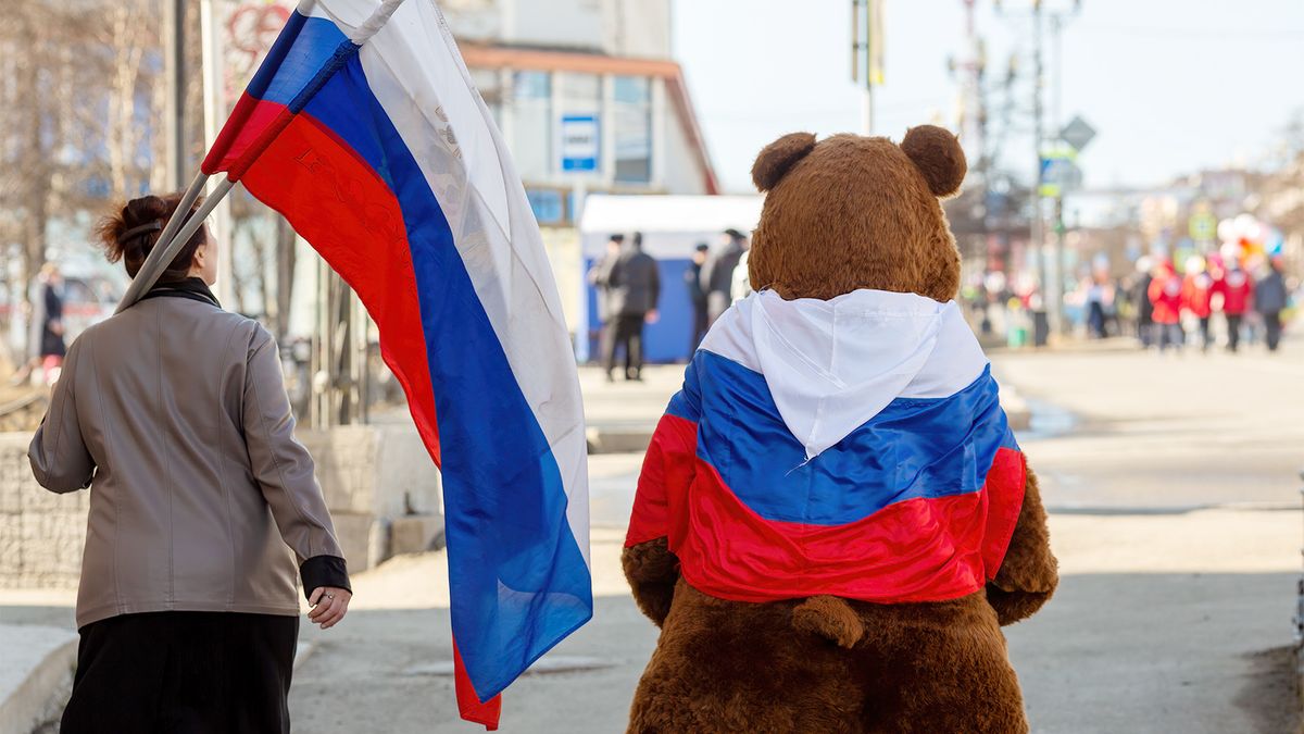 Болельщики вывесили российские флаги на матче ЧМ между Узбекистаном и Колумбией
