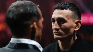 Крутой бокс не спасет гавайца от объятий самого опасного борца UFC. Прогноз на Макс Холлоуэй — Чарльз Оливейра 2