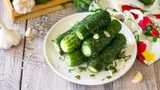 Эта вкуснейшая закуска готовится за 5 минут: рецепт хрустящих малосольных огурцов, которые понравятся каждому