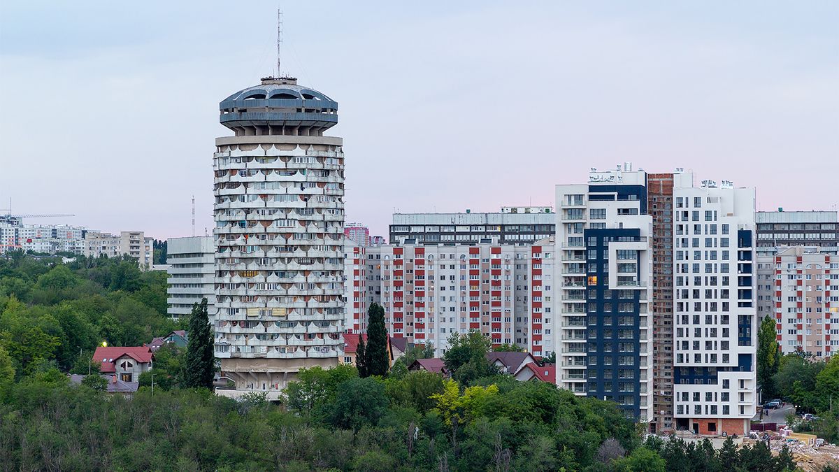 На величественное наследие СССР наплевали в Молдавии: забросили легендарную постройку, хотя там живут люди