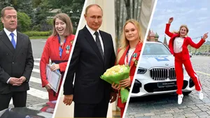 Путин награждал, Бацарашкина катала Медведева, Ахаимова прыгала от счастья. Олимпийцы в гостях у президента: фото